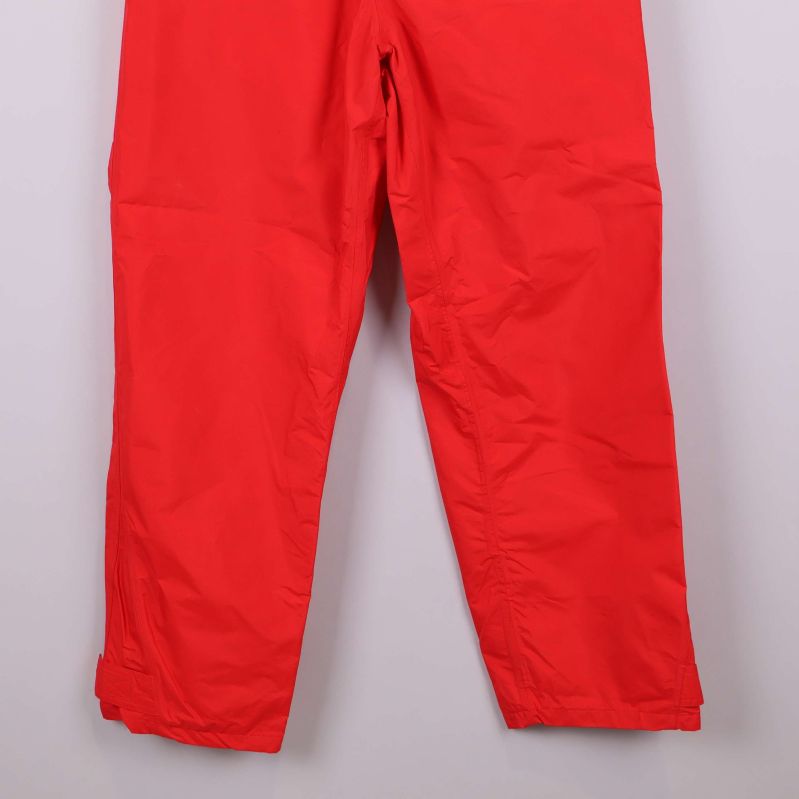 Byxben i rött material på nära håll