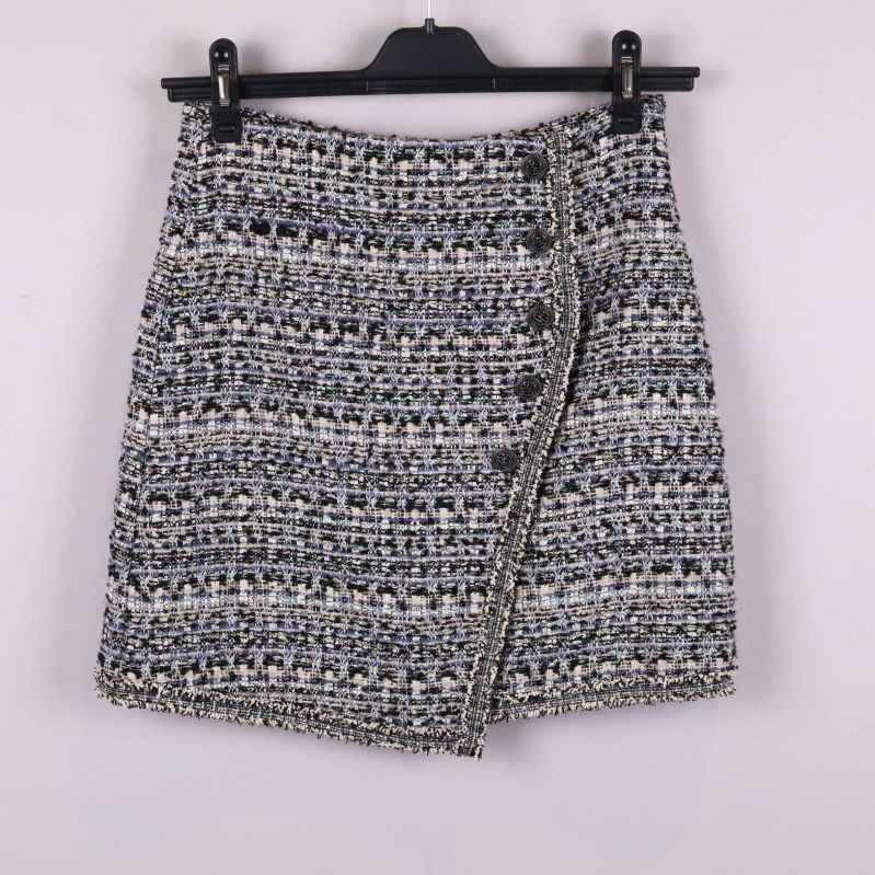 Kort kjol i vävt tyg med struktur och knäppning