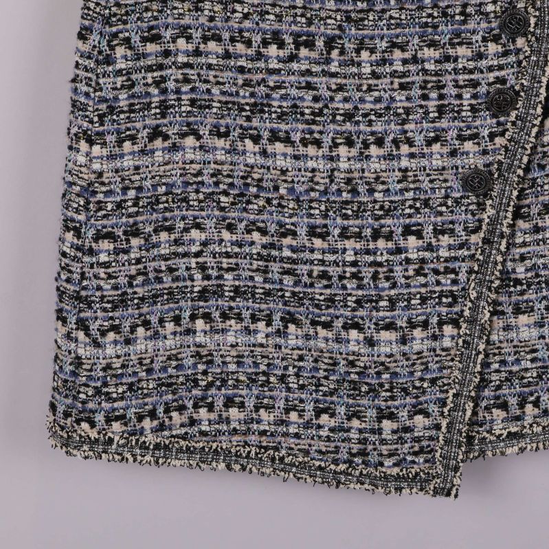 Närbild på nedre delen av kjolen med vävt mönster