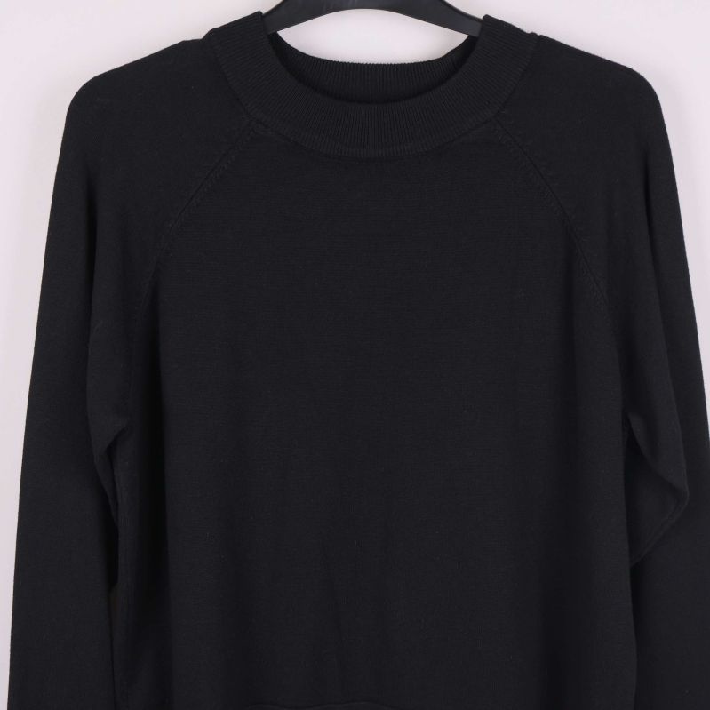 Detalj på halsringning och axel