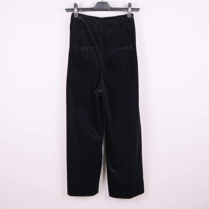 Bakfickor på svarta manchesterbyxor