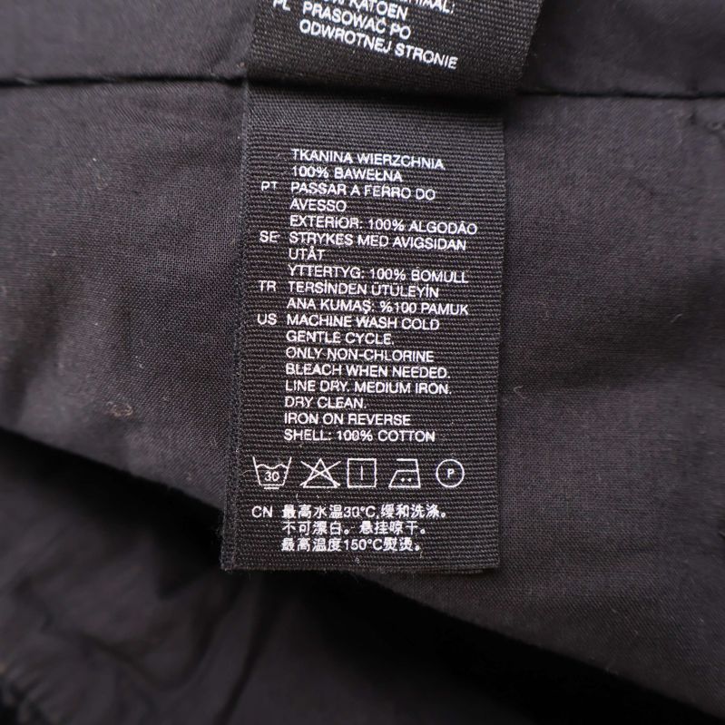 Benavslut på svarta manchesterbyxor