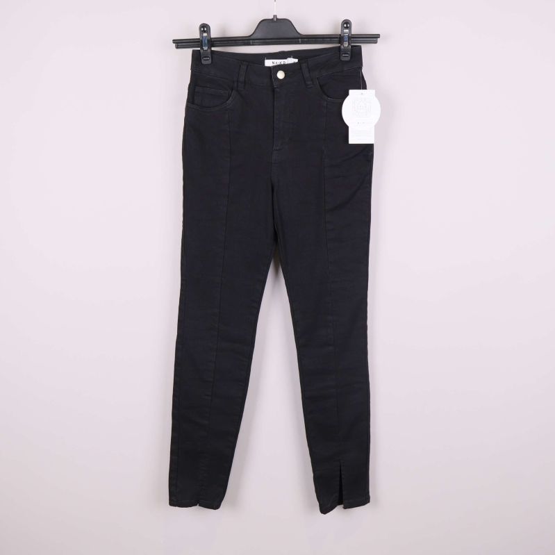 Jeans med modern benslits