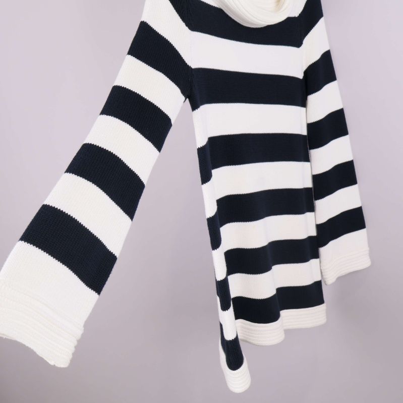 Sidovy med utsvängda ärmar