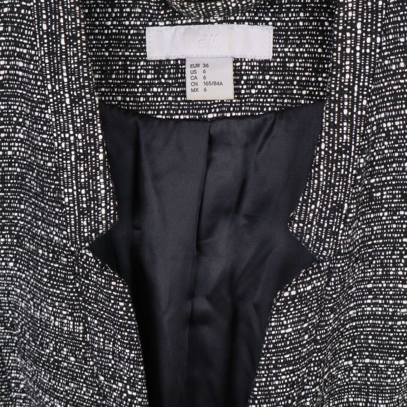 Storlekslapp och kragdetalj