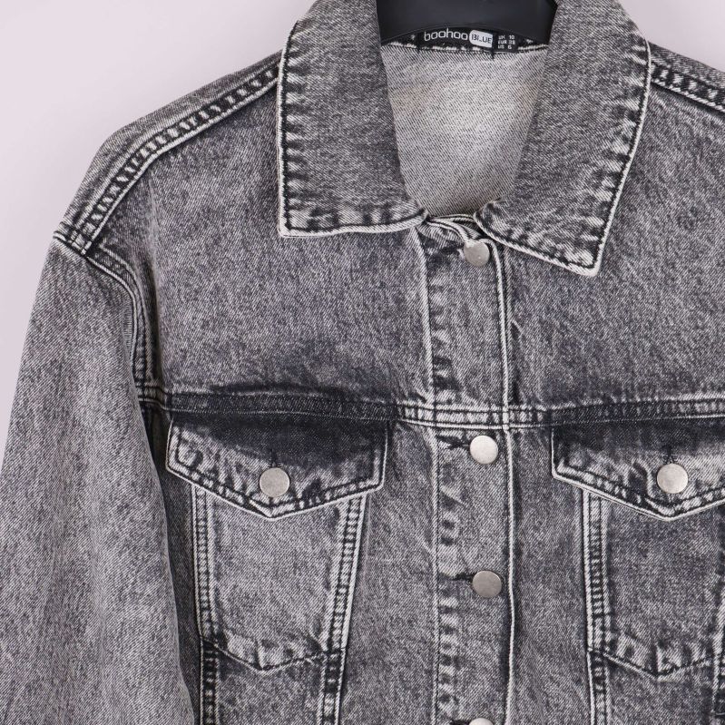 Framfickor och knappdetaljer