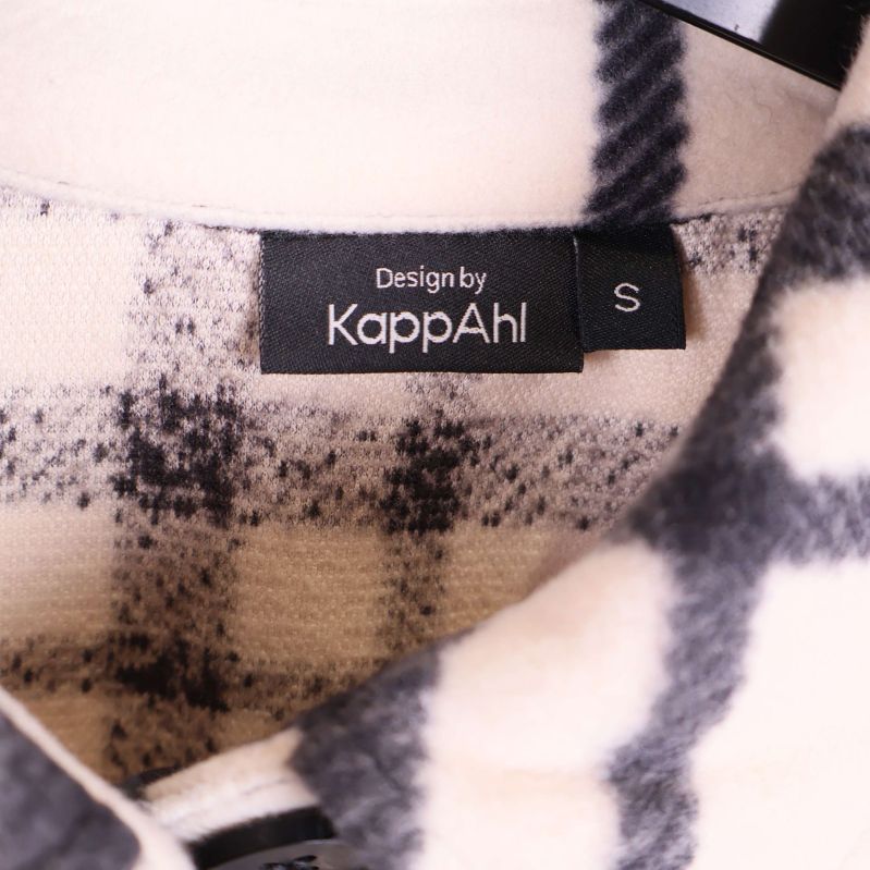 Detaljerade fickor och knappar