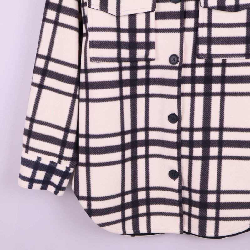 Rutigt tyg och knappdetaljer