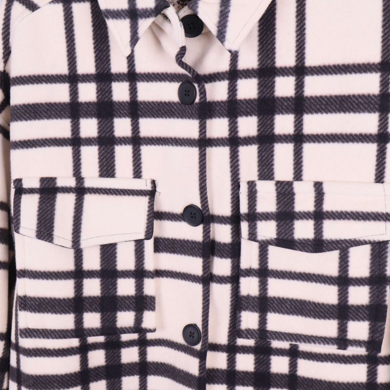 Kragdetalj och knappar