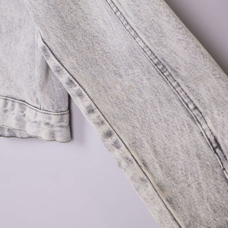 Närbild på ärmdetalj och fläck