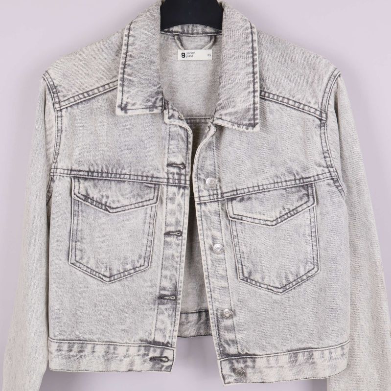 Detaljer på jackans framsida