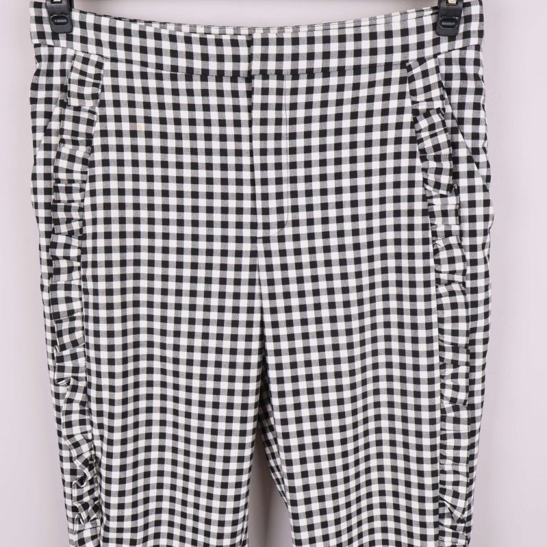 Volangdetalj och rutigt mönster