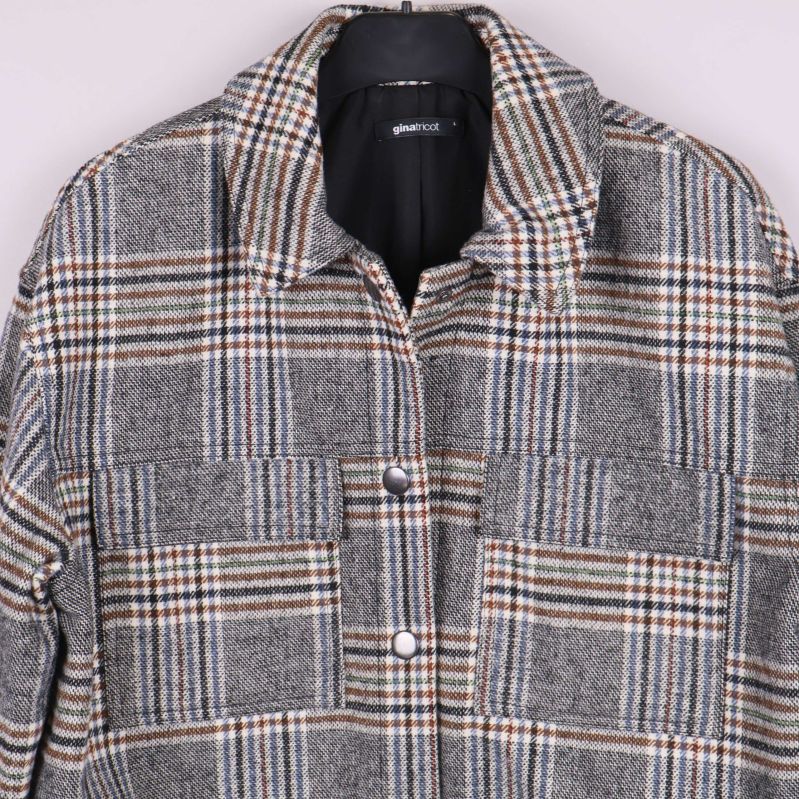 Detaljerad vy av krage och fickor