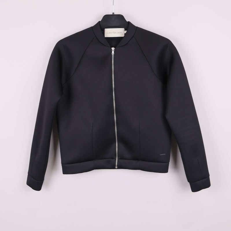 Framifrån svart bomberjacka