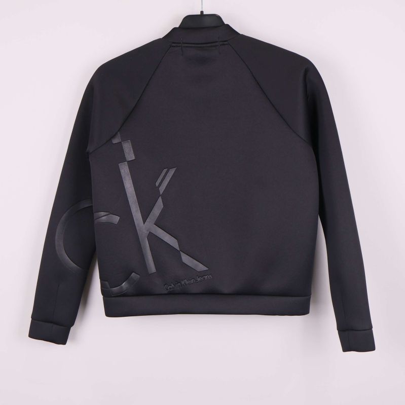 Stor logotyp på jackans rygg