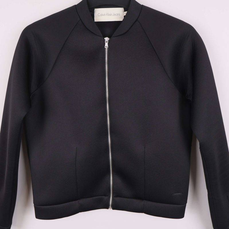 Jacka med raka linjer och dragkedja