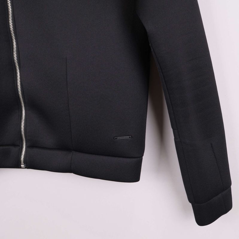 Muddar och fickdetalj på jacka