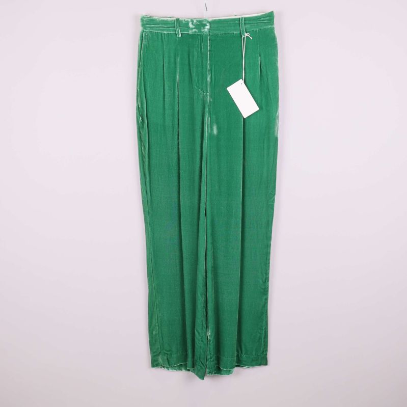 Framsida av gröna sammetsbyxor