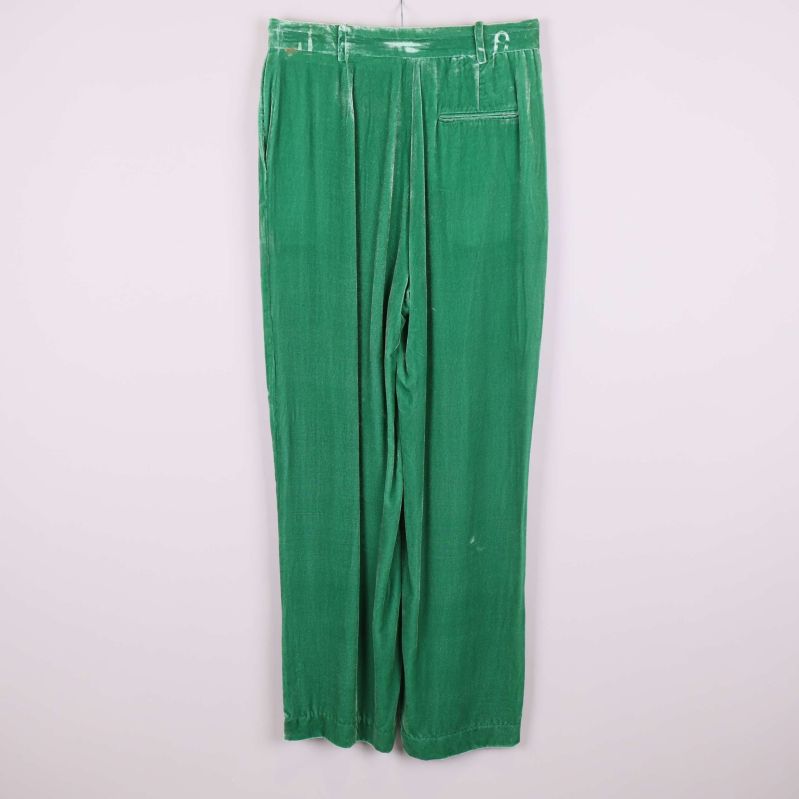 Baksida och ficka på sammetsbyxa