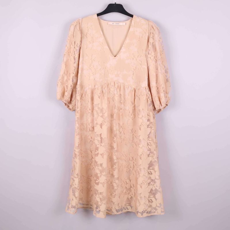 Framsida av blommig klänning