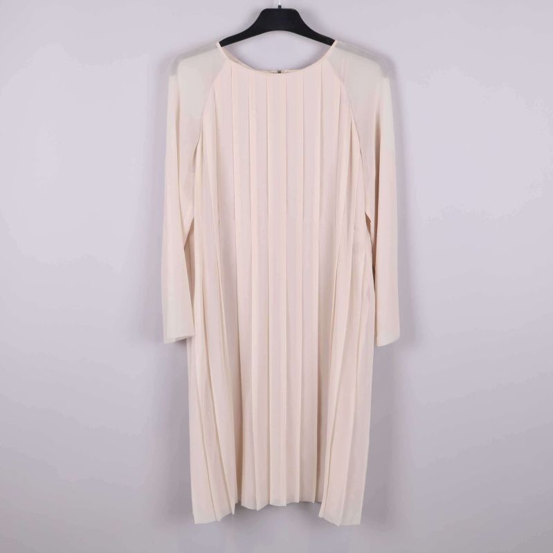 Plisserad klänning med stilren design