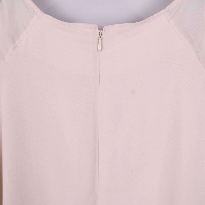 Snygg halsringning och tydlig logga