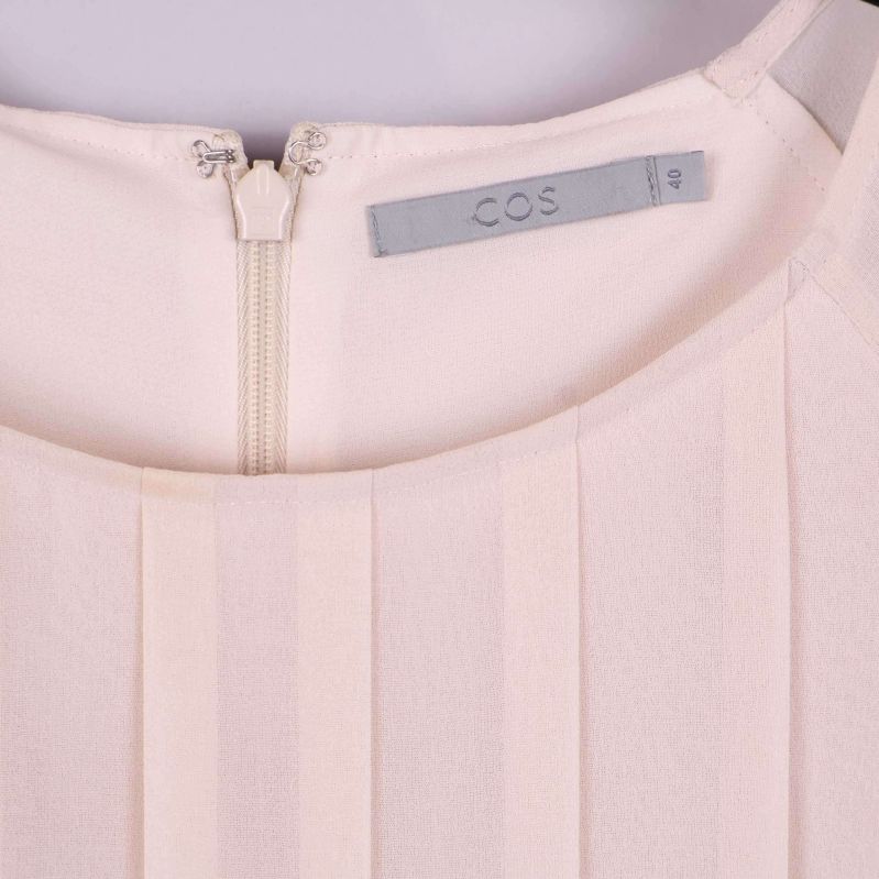 Plisserade detaljer framtill