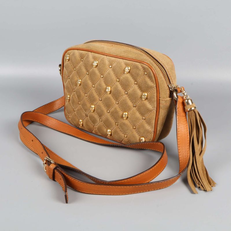 Beige väska med dekorativa nitar