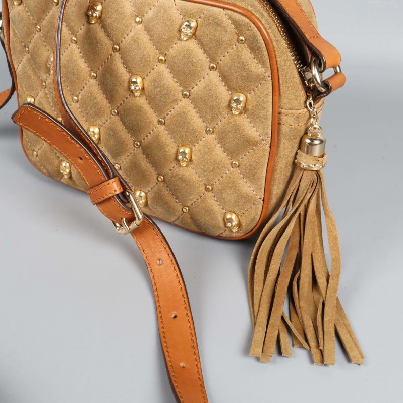 Tofs och guldfärgade detaljer