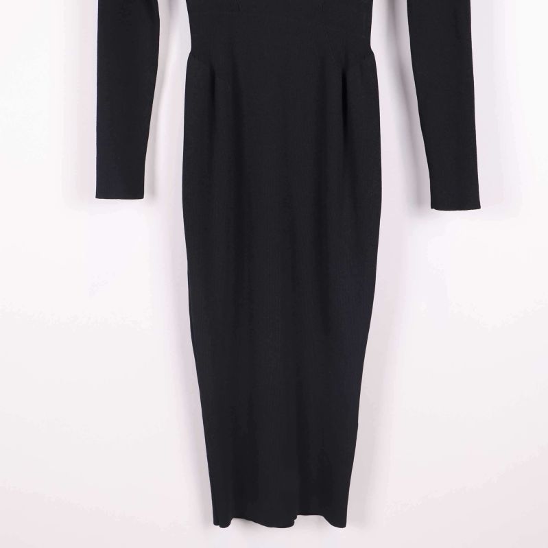 Närbild på nederdelen av svart klänning med rak passform