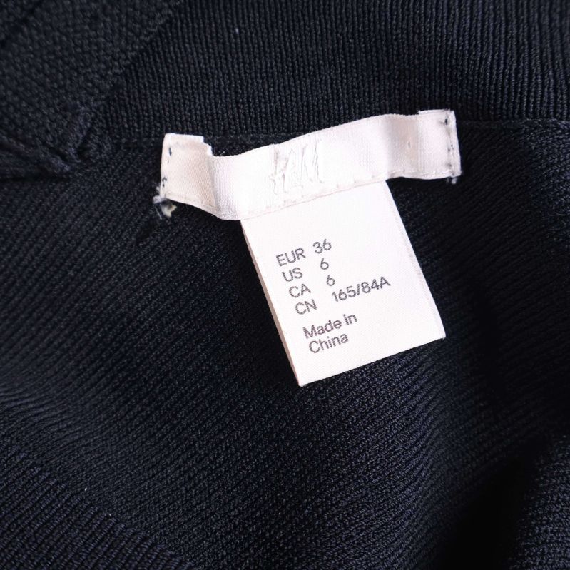 Storleksetikett visar EUR 36 på svart tyg