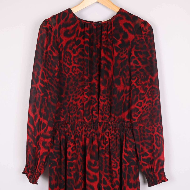 Detalj överdel mönstrad klänning