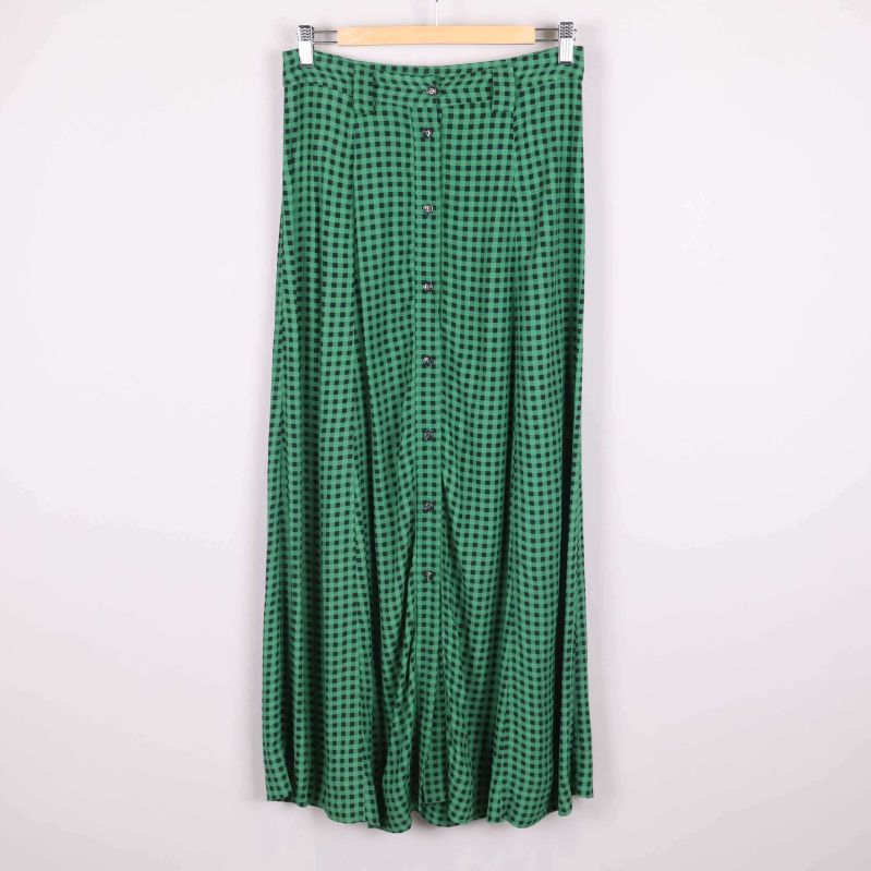 Framifrån: lång rutmönstrad kjol