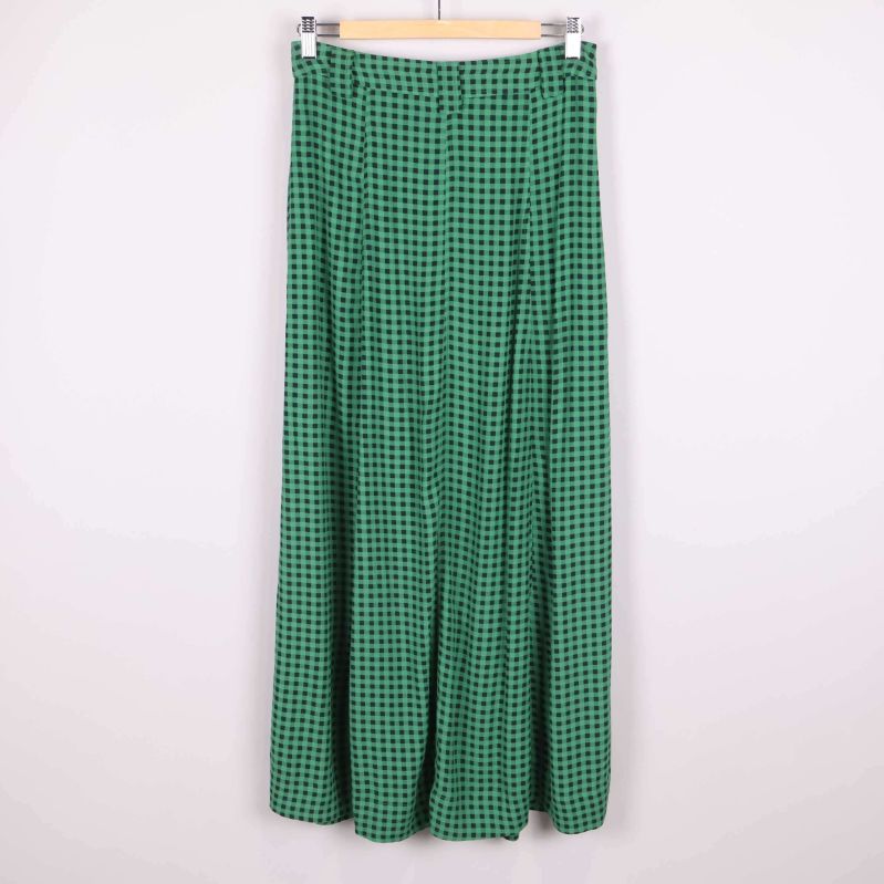 Baksida: rutmönstrad grön kjol