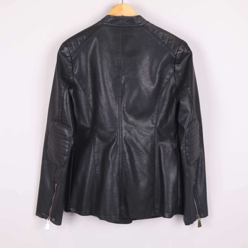 Detaljerad rygg och ärmsömmar