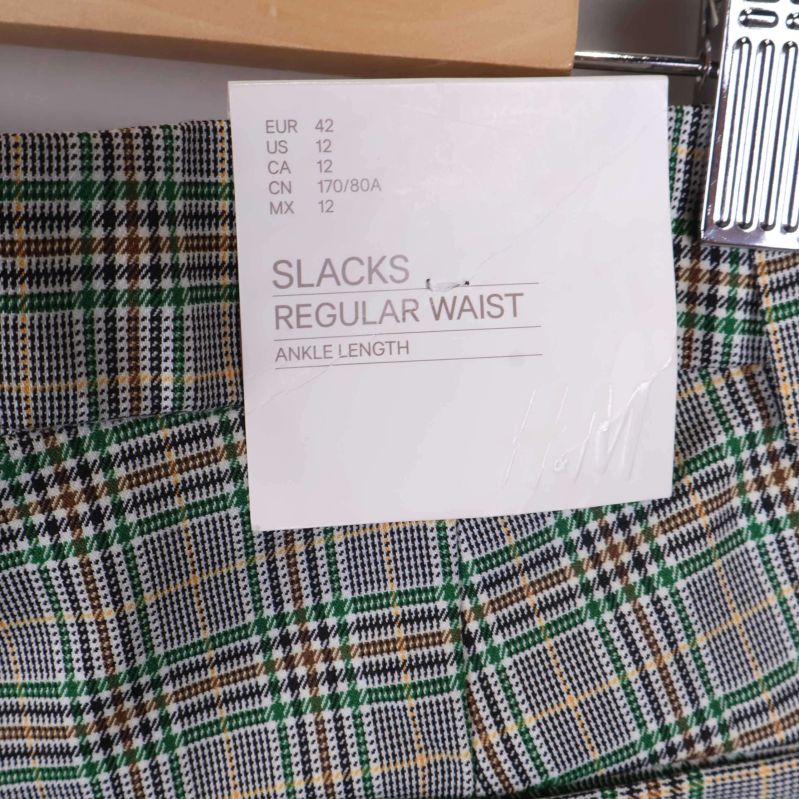 Etikett med storlek och slacks regular waist-uppgift