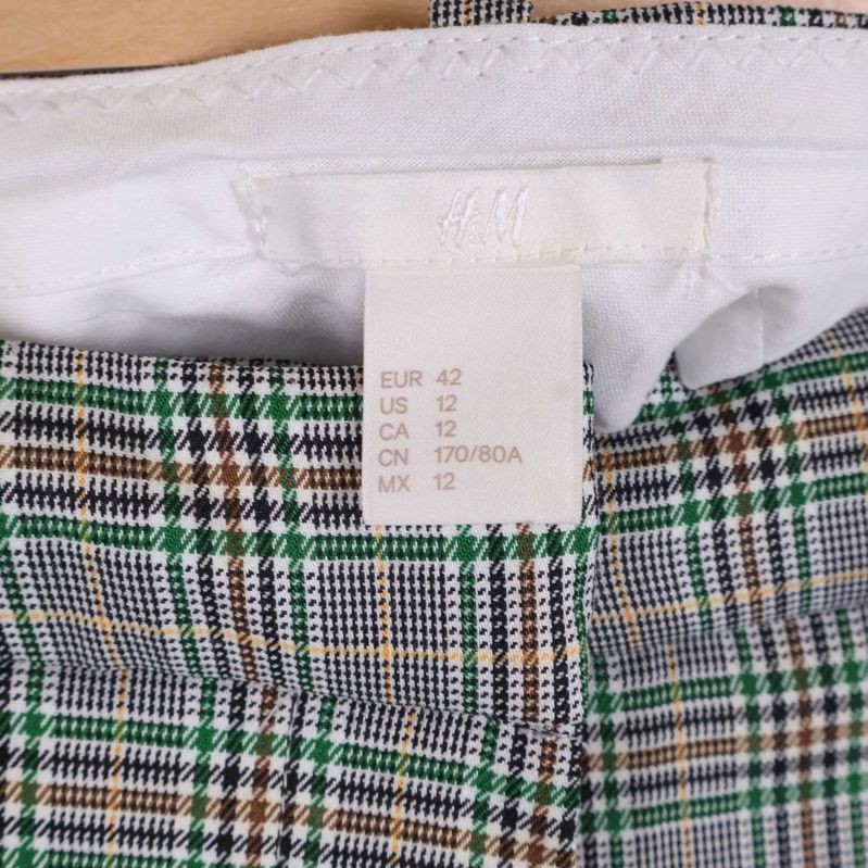 Närbild av rutigt byxmönster och midja