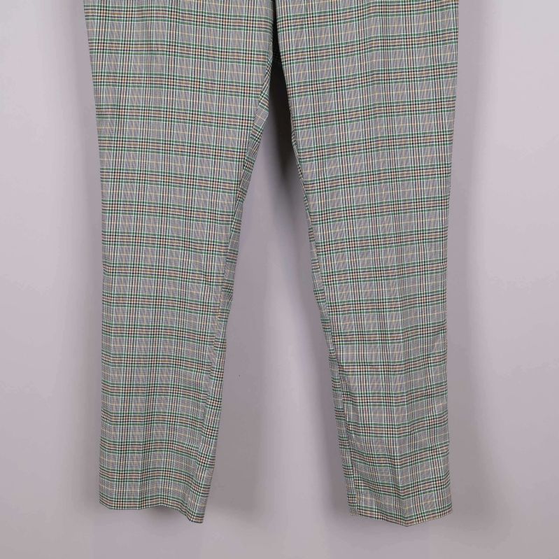 Storleksetikett med EUR 42 på insidan