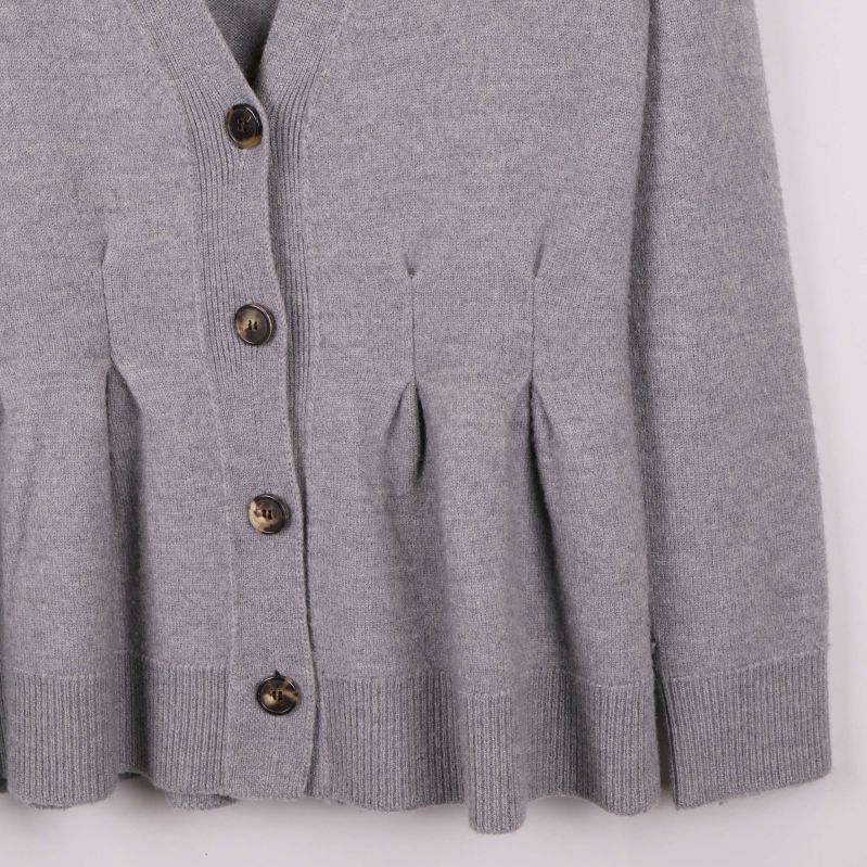 V-ringad knäppning och ribbade muddar