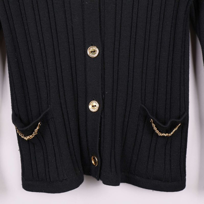 Fickor med guldkedja som detalj