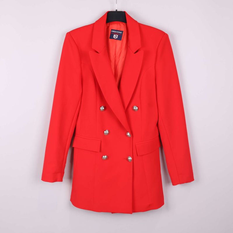 Röd kavaj framtill med knappar