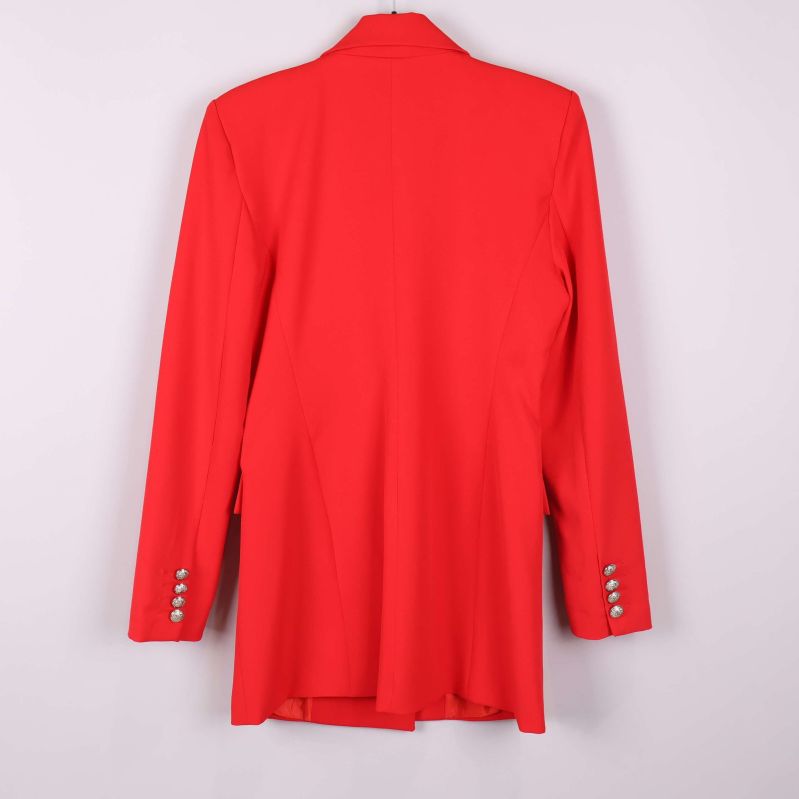 Röd kavaj framtill med knappar