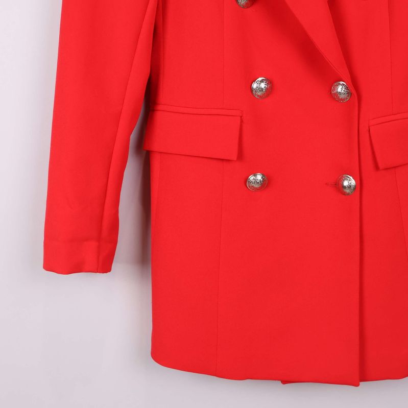 Fickdetaljer och silvriga knappar