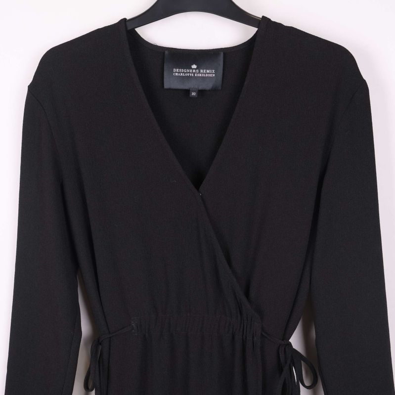 Omslagskonstruktion och knytband i midjan