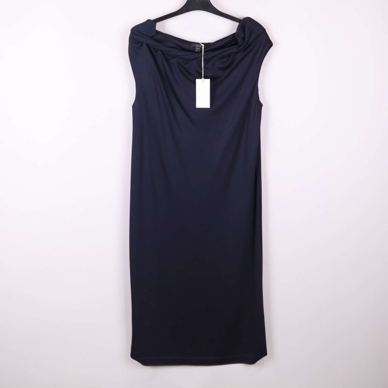 Framvy av draperad klänning