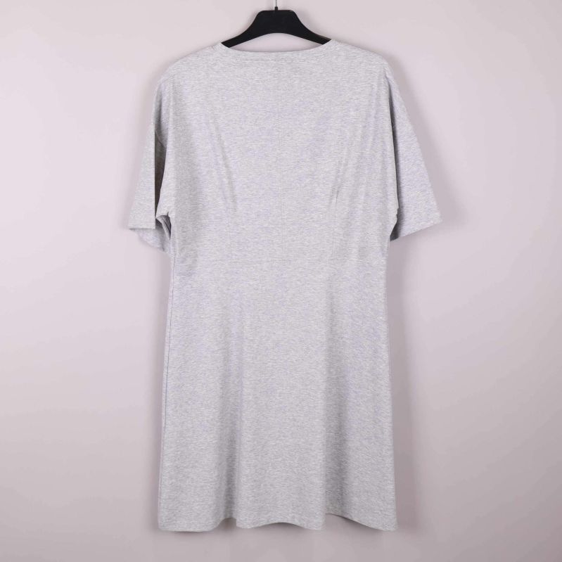 Närbild av klänningens nederkant