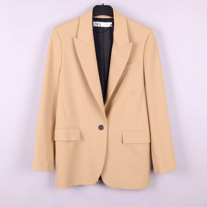 Modern beige kavaj framifrån