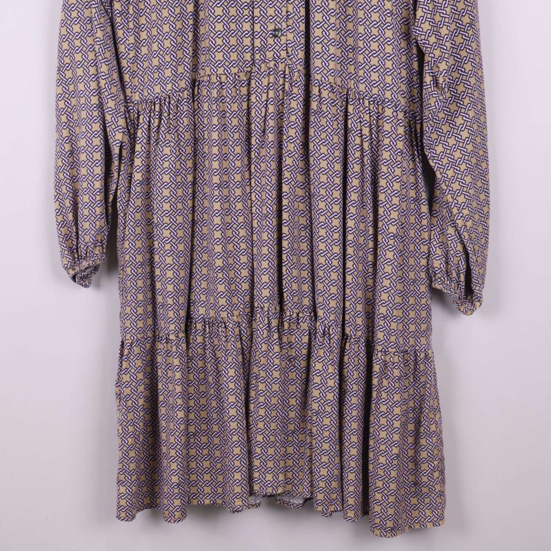 Knäppning och rynkad överdel