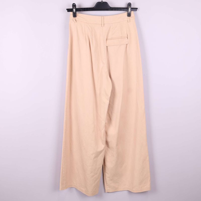 Breda byxor bakifrån med ficka