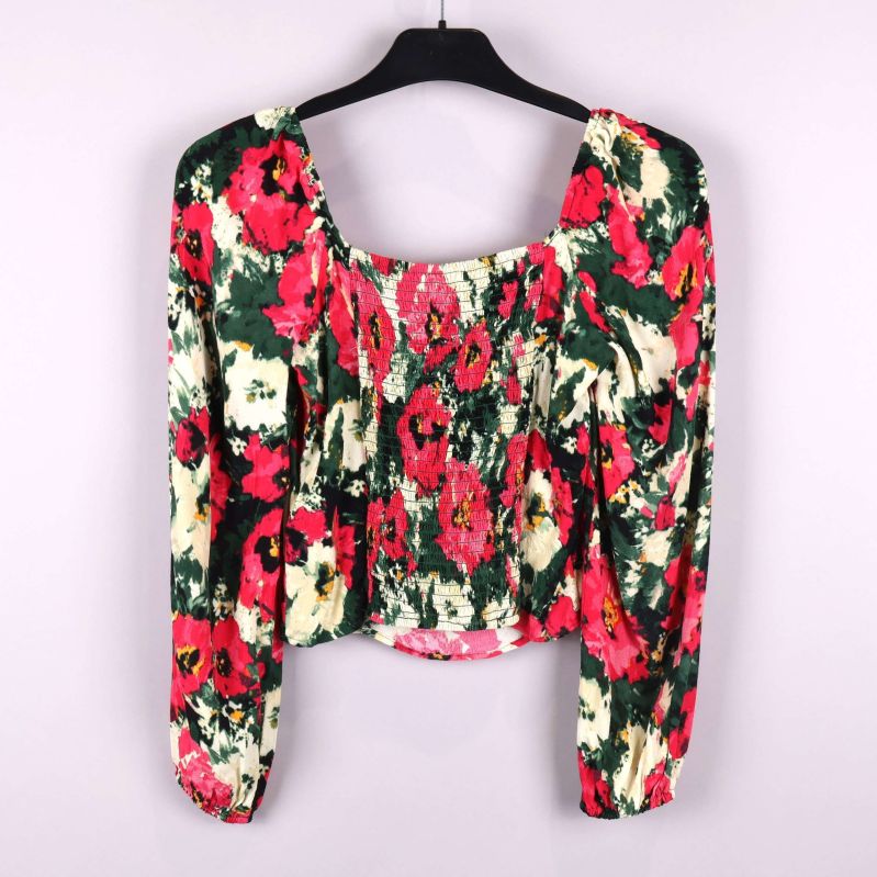 Topp med moderna vida ärmar